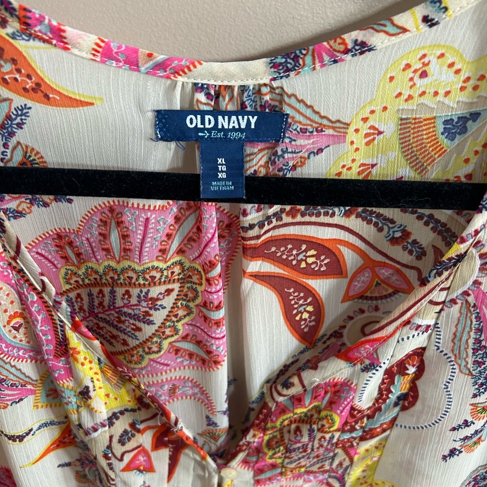 Old Navy Sheer Paisley Patterned Blouse XL, gently used and comfortable